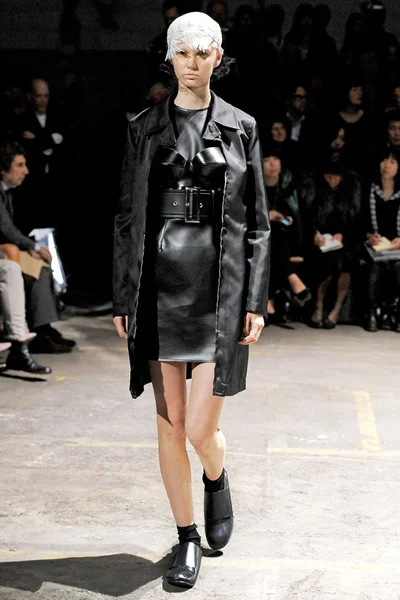 Look 16